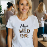ワイルドワンの母 Tシャツ<br><div class="desc">PIxeliaDesignsの"Mom of the Wild One"のTシャツで心の中の野生の精神を解き放ち、ワイルドワン、サファリ、ジャングルの動物のモチーフと調和するように完璧にテーマ化されている。冒険好きな母親のために作られたこの目を引くティーは、野生の一題目の誕生日のバッシュのために持っている必要があり、ジャングルの女王として際立っていることを保証する。生き生き鮮やかとしたデザインは自然の本質を包み込み、野生動物のスリルをワードローブに届けるサファリとジャングルの動物を取り揃えている。ワイルドな1テーマの誕生日デコレーションとシームレスにコーディネートできるように仕立てられたTシャツは、ワイルドな心を持つ母系の究極の衣装として機能する。あなたはあなたの小さなパックをリードするか素晴らしアウトドアで祝も、この"ワイルドワンのママ"のTシャツは、思い出に残る未修正のお祝いにあなたのチケットである。</div>