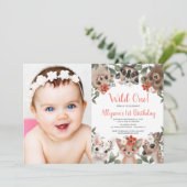 ワイルドワンウッドランド動物の女の子1歳の誕生日の写真 招待状 (スタンド正面)