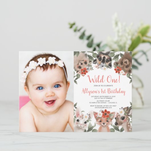 ワイルドワンウッドランド動物の女の子1歳の誕生日の写真 招待状 (スタンド正面)