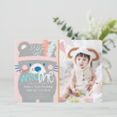 ワイルドワンクマ羽毛ガールピンク写真1st誕生日 招待状 (スタンド正面)