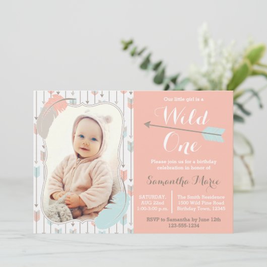 ワイルドワントライバルガールファースト誕生日ピンクフォト 招待状 (スタンド正面)