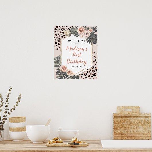 ワイルドワンヒョウ印刷ガール誕生日ウェルカムサイン ポスター (キッチン)