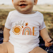 ワイルドワンファースト誕生日レインボーアンドサンパーティー ベビーボディスーツ