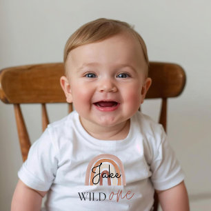 ワイルドワンファースト誕生日レインボー&サンパーソナライズされた ベビーTシャツ