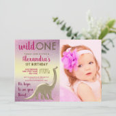 ワイルドワン写真1stバースデーピンクと金ゴールド恐竜 招待状 (スタンド正面)