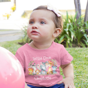 ワイルドワン1歳の誕生日サファリの動物がピンクに蝶々 ベビーTシャツ