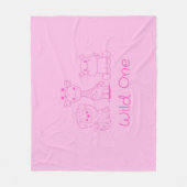 「ワイルドワン」キリン、ライオン、ヒッポピンクのアウトライン フリースブランケット (正面)