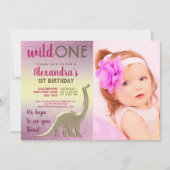 ワイルドワン 写真 1歳の誕生日 ピンクとゴールドの恐竜 招待状 (正面)