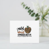 ワイルド・アブ・幼稚園 – かわいい先生 ポストカード (スタンド正面)