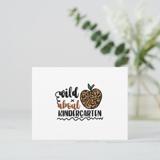 ワイルド・アブ・幼稚園 – かわいい先生 ポストカード (スタンド正面)