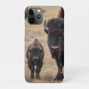「ワイルド・ラブ：バイソンと彼女のふくらはぎ」 iPhone 11 PROケース