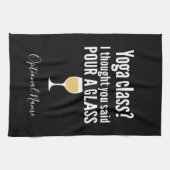 ワインおもしろい引用文 – ヨガクラス？グラスを注ぐ キッチンタオル (横)