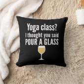 ワインおもしろい引用文 – ヨガクラス？グラスを注ぐ クッション (ブランケット)