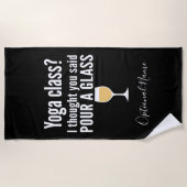 ワインおもしろい引用文 – ヨガクラス？グラスを注ぐ ビーチタオル (正面)