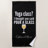 ワインおもしろい引用文 – ヨガクラス？グラスを注ぐ ビーチタオル (正面)