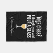 ワインおもしろい引用文 – ヨガクラス?グラスを注ぐ フリースブランケット (正面(横))