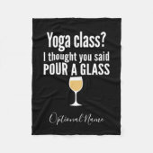 ワインおもしろい引用文 – ヨガクラス?グラスを注ぐ フリースブランケット (正面)