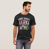ワインが恋しいバニー 冗談ワインバニーイースター Tシャツ (正面フル)