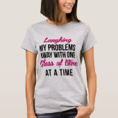 ワインで困ったTシャツを笑遠くにいながら Tシャツ (正面)