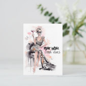 ワインのグラスとヒョウのドレスを着たブロンドの女性 ポストカード (スタンド正面)