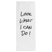 ワインのグラスを持つステックマンかわいい白黒 ワインギフトバッグ (裏面)