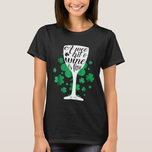 ワインの少し飲み方は素晴らしSt patricks day Tシャツ (正面)