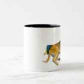 ワインの水彩画の絵画を楽しんでいるかわいいBrindle犬 ツートーンマグカップ (中央)