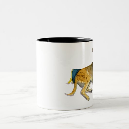 ワインの水彩画の絵画を楽しんでいるかわいいBrindle犬 ツートーンマグカップ (中央)