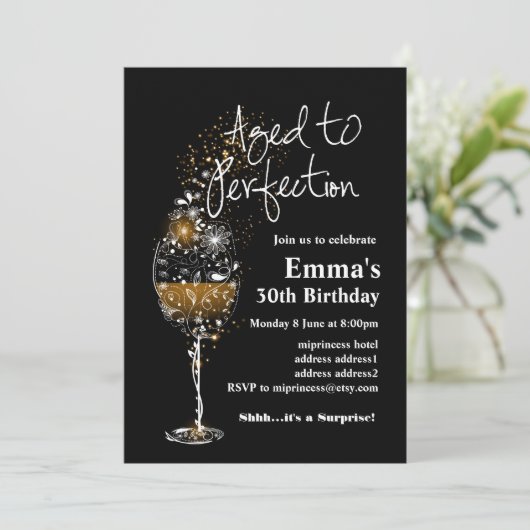 ワインの誕生日の招待、完璧に熟成 招待状 (スタンド正面)