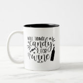 ワインの面白いハロウィーンのためのキャンディを交換 ツートーンマグカップ (左)