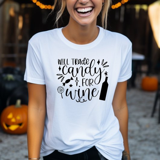 ワインの面白いハロウィーンのためのキャンディを交換 Tシャツ