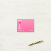 ワインはもう時に?名前をピンクに ポストイット (デスク上)