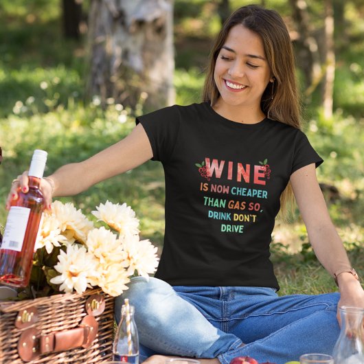 ワインは今ガスよりも安いので、飲み物は運転しない Tシャツ