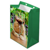 ワインをグラスに入れた猫 ミディアムペーパーバッグ (正面アングル)