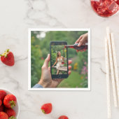 ワインを注ぐ女性とスマホ スタンダードカクテルナプキン (インサイチュ)