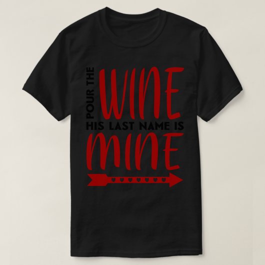 ワインを注ぐ彼の姓は私の1 Tシャツ (デザイン正面)