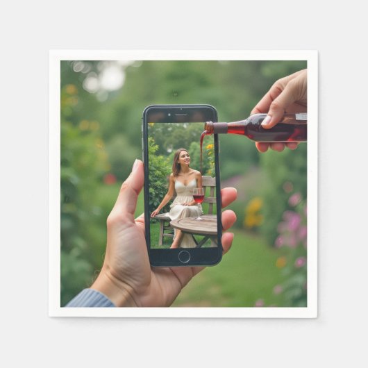 ワインを注ぐ携帯電話の女性 スタンダードカクテルナプキン (正面)