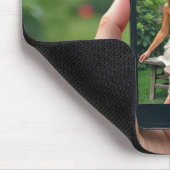 ワインを注ぐ携帯電話の女性 マウスパッド (コーナー)