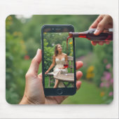 ワインを注ぐ携帯電話の女性 マウスパッド (正面)