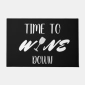 ワインを飲む時間 – おもしろい引用文 – 大人のユーモア ドアマット (正面)