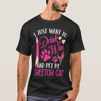 ワインを飲んでチートゥ猫を撫でる 猫のママユーモア Tシャツ