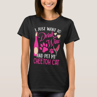 ワインを飲んでチートゥ猫を撫でる 猫のママユーモア Tシャツ