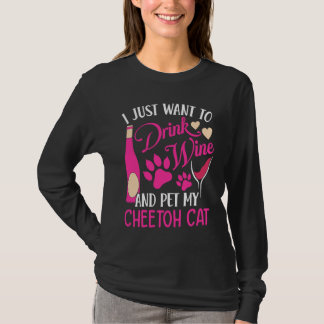 ワインを飲んでチートゥ猫を撫でる 猫のママ ユーモア Tシャツ