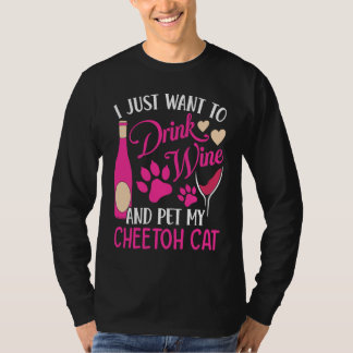 ワインを飲んでチートゥ猫を撫でる 猫ママユーモア Tシャツ