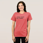 ワインを飲んで犬をなでる トライブレンドTシャツ (正面全面)