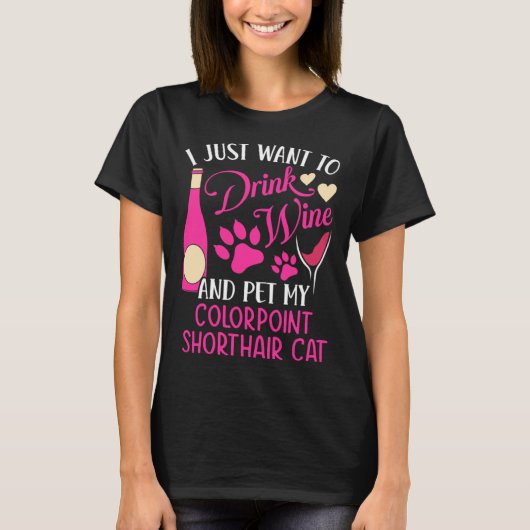 ワインを飲んで私のカラーポイントショートヘアの猫を撫でる Tシャツ (正面)