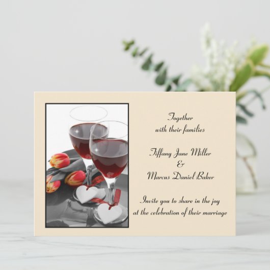 ワイングラスおよび赤ワインを持つ結婚式招待状 招待状 (スタンド正面)