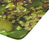 ワイングラスでつる植物に生える紫のブドウ カッティングボード (角)