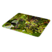 ワイングラスでつる植物に生える紫のブドウ カッティングボード (角)