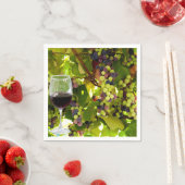 ワイングラスでつる植物に生える紫のブドウ スタンダードカクテルナプキン (インサイチュ)